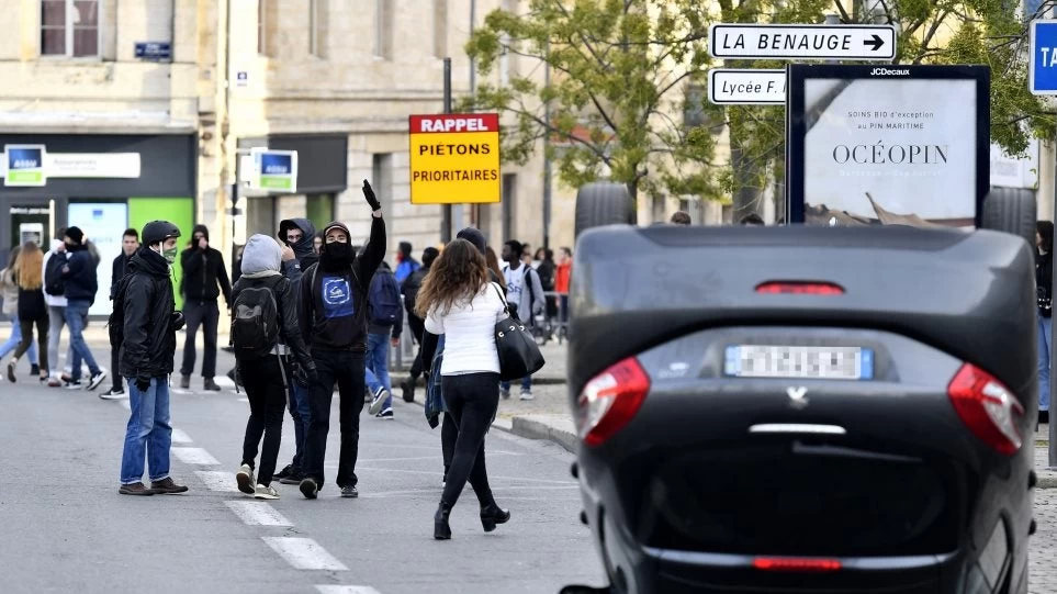 Τρόμος στη Λαμία: Νεαρός επιτέθηκε σε γυναίκα με σπασμένο γυάλινο πλακάκι (εικόνες)